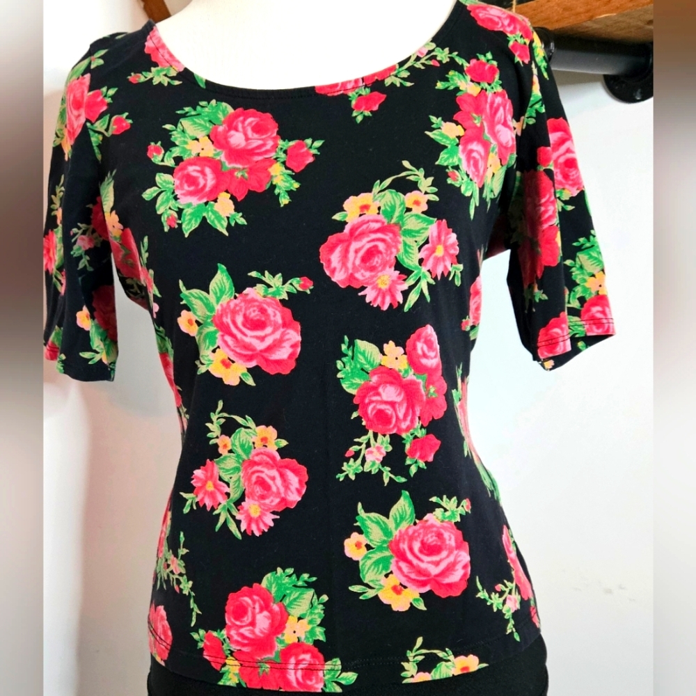 Guess Womens Large Black Pink Floral‎ Tee Scoop Neck & Back Roses Retro